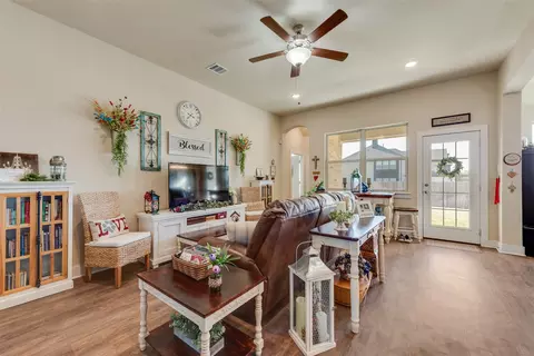 136 Creekside Dr, Sanger, TX 76266 photo 8