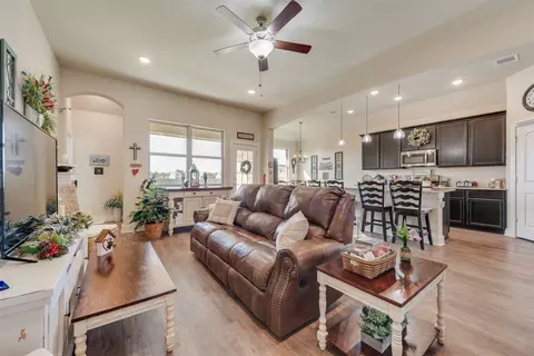 136 Creekside Dr, Sanger, TX 76266 photo 5