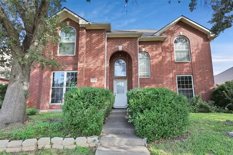 2748 Oak Hollow Dr, Grand Prairie, TX 75052