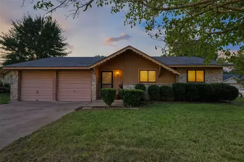 900 Meadowlark Dr, Mansfield, TX 76063