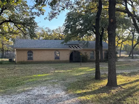 5710 Woodcrest Dr, Fort Worth, TX 76140
