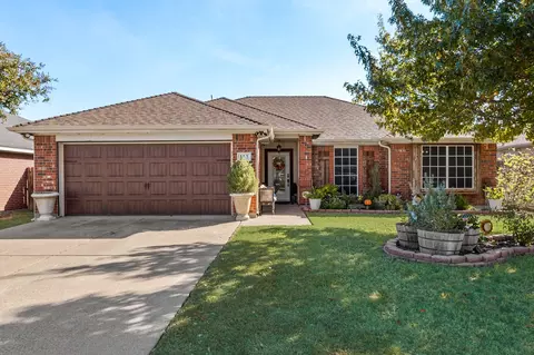 113 Adams Dr, Crowley, TX 76036
