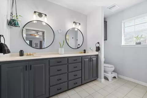 Bath - 110 E 7th St, Irving, TX 75060 photo 1 of 3