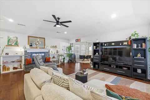 Living - 110 E 7th St, Irving, TX 75060 photo 1 of 2