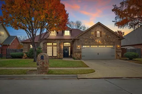 6910 Tradonna Ln, North Richland Hills, TX 76182