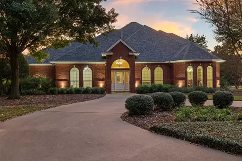 209 N Creekwood Dr, Mansfield, TX 76063