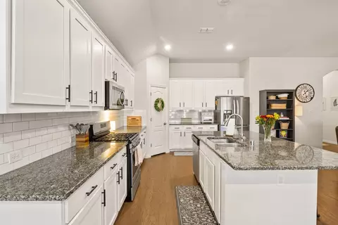 Kitchen - 317 Timberline Dr, Midlothian, TX 76065 photo 2 of 2