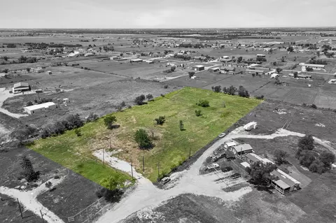 402 Sunflower Dr, Valley View, TX 76272