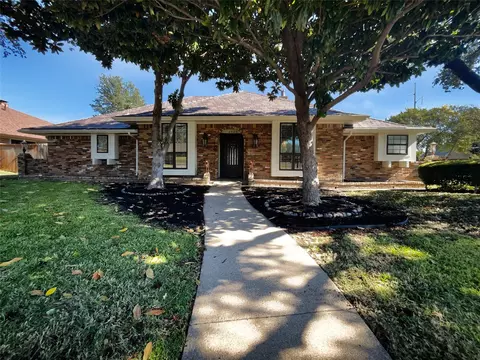 5008 Urban Crest Rd, Dallas, TX 75227