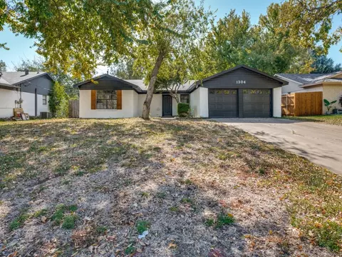 1304 Trammell Dr, Benbrook, TX 76126