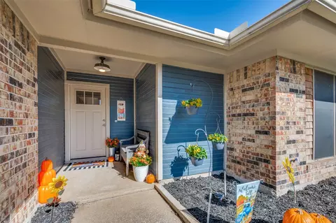 2411 Palo Alto Dr, Arlington, TX 76015