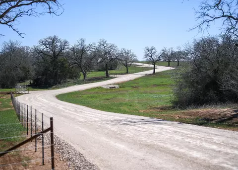 316 Main Loop Loop, Waelder, TX 78959 photo 6