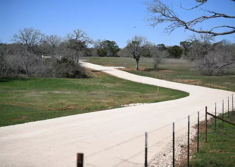 316 Main Loop Loop, Waelder, TX 78959 photo 8