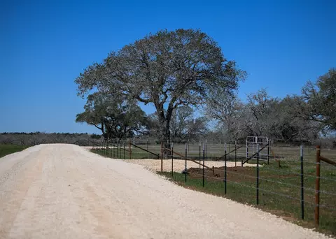 822 Main Loop Loop, Waelder, TX 78959 photo 4