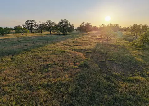 822 Main Loop Loop, Waelder, TX 78959 photo 2