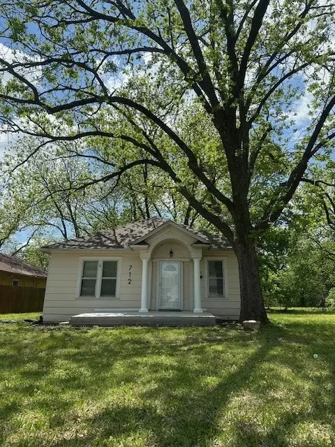 712 E Main St, Whitesboro, TX 76273