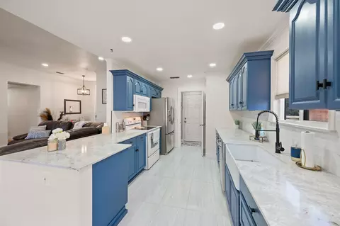 305 Maverick Trl, Oak Point, TX 75068