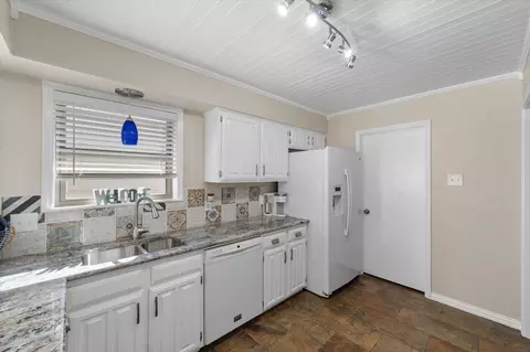 Kitchen - 705 Dickey Dr, Euless, TX 76040 photo 5 of 5