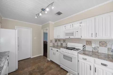 Kitchen - 705 Dickey Dr, Euless, TX 76040 photo 4 of 5