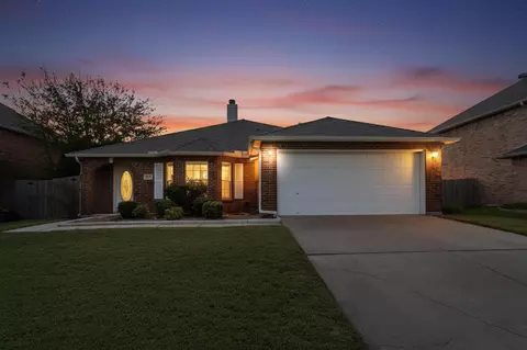 328 Cortland Cir, Roanoke, TX 76262