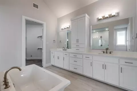 Bath - 8003 Splitbeard Rd, Frisco, TX 75035 photo 2 of 5