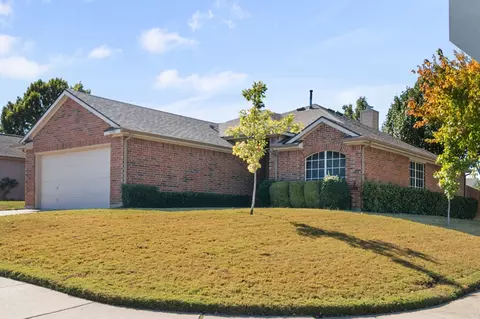 6700 Periwinkle Dr, Arlington, TX 76002