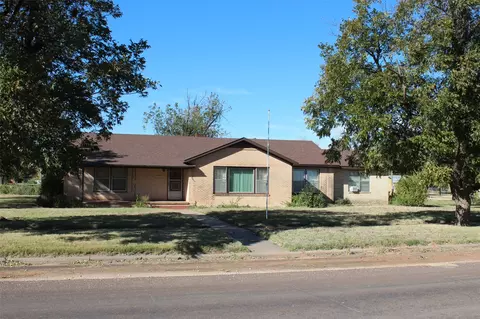 1011 N Munday Ave, Munday, TX 76371