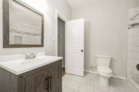 Bath - 606 E Brin St, Terrell, TX 75160 photo 3 of 4