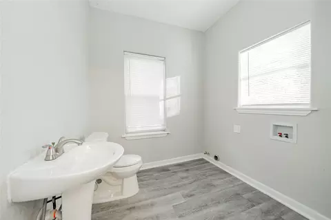 Bath - 606 E Brin St, Terrell, TX 75160 photo 4 of 4