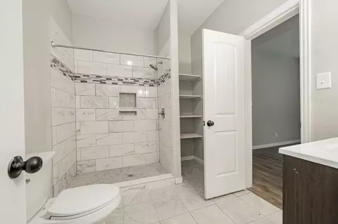 Bath - 606 E Brin St, Terrell, TX 75160 photo 2 of 4