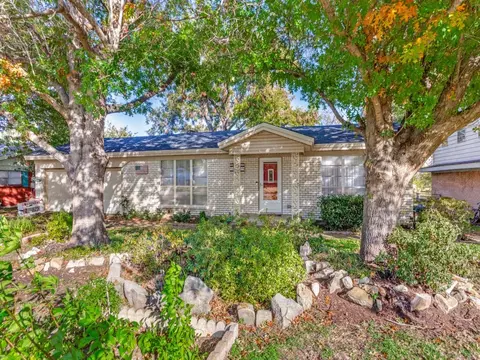 1105 Sproles Dr, Benbrook, TX 76126