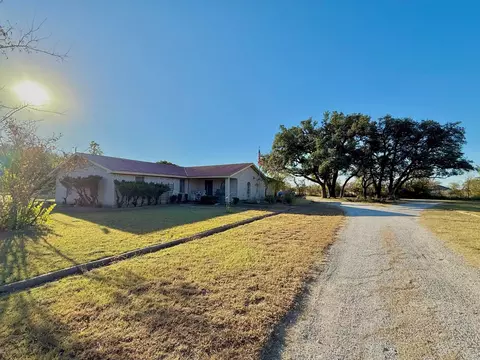 902 E White St, Hamilton, TX 76531