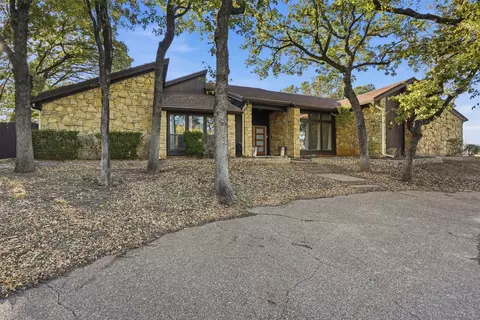 704 Timberview Ct N, Fort Worth, TX 76112