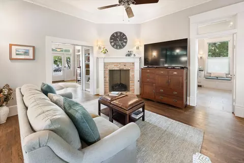 404 E Wall St, Grapevine, TX 76051 photo 17