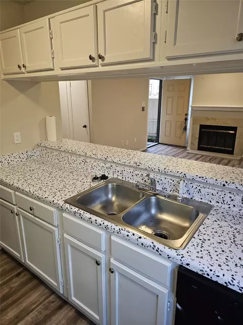 1719 Crest Grove Dr, Arlington, TX 76012