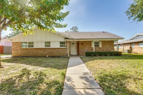 425 W Pleasantview Dr, Hurst, TX 76054