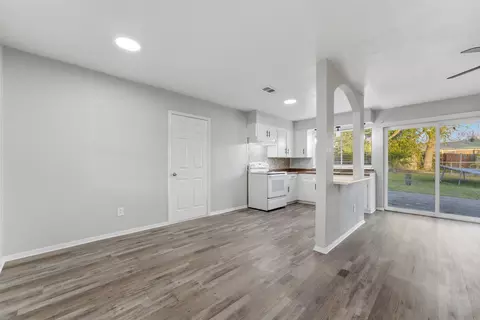 910 Royal Crest Dr, Mesquite, TX 75149