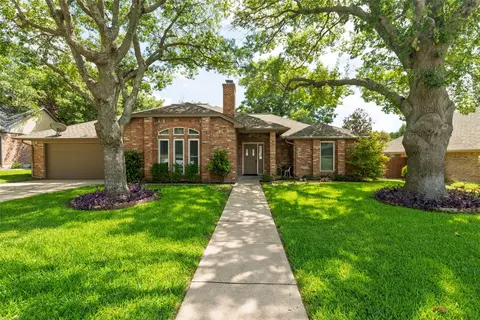 10053 Regent Row St, Benbrook, TX 76126