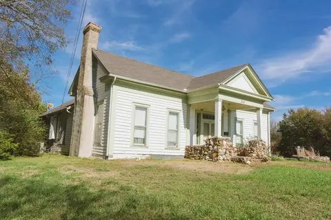 215 Paris St, Ladonia, TX 75449