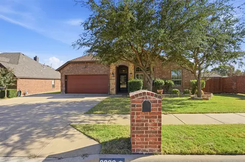 8900 Stone Top Dr, Fort Worth, TX 76179
