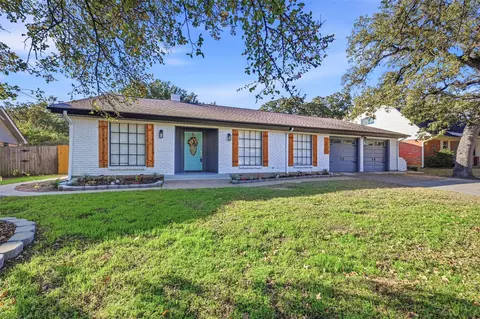 140 Stonegate Ct, Bedford, TX 76022