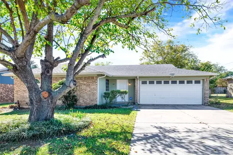 363 Mustang Dr, Saginaw, TX 76179
