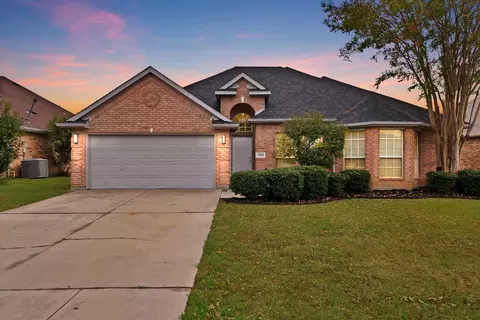 1502 Oxford Dr, Mansfield, TX 76063