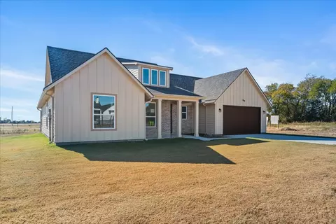 Exterior - 3250 Willow Rd, Celeste, TX 75423 photo 2 of 7