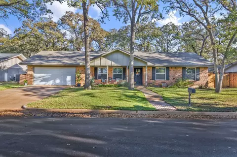 1304 W Redbud Dr, Hurst, TX 76053