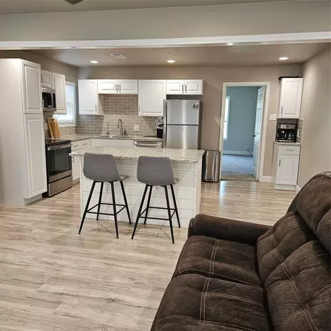802 Brown Trl, Bedford, TX 76022
