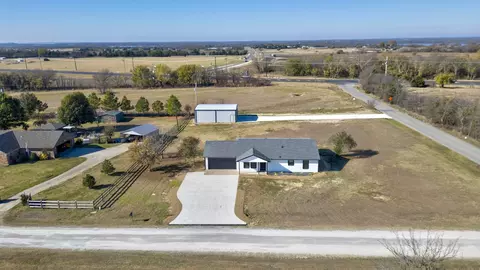 718 Arapaho Dr, Tioga, TX 76271