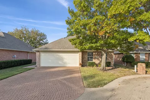 111 Royal Crest Ct, Red Oak, TX 75154
