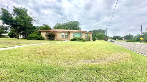 1611 Live Oak St, Goldthwaite, TX 76844