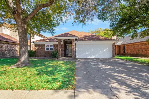 5711 Congressional Dr, Arlington, TX 76018